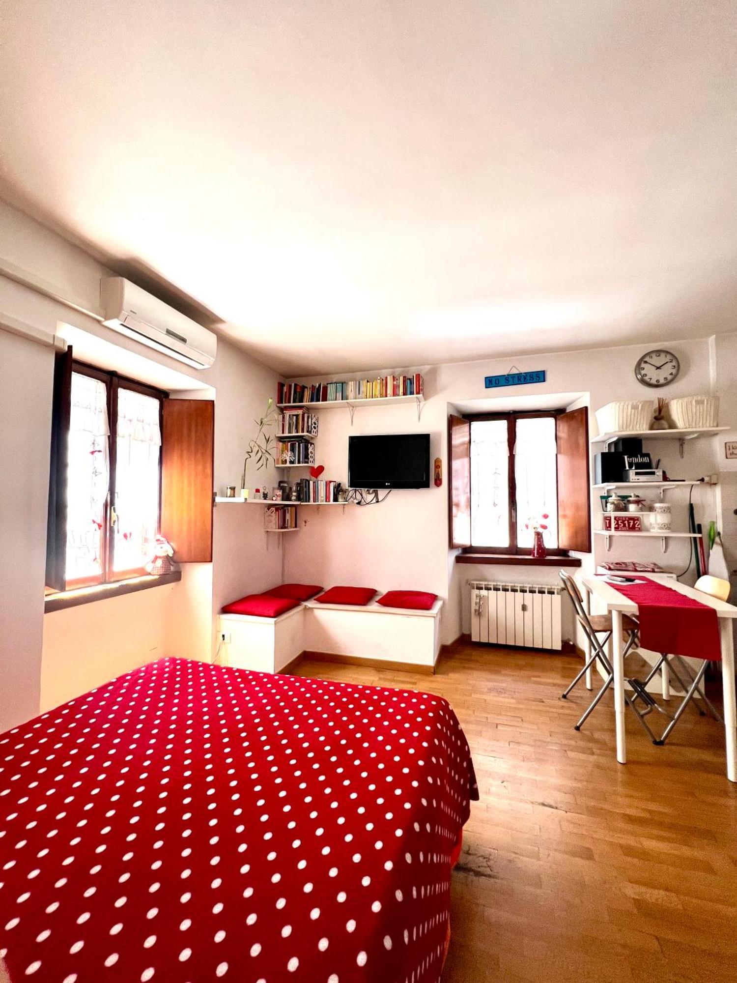 Lovely Near Colosseum Apartment